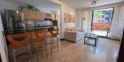 Hermoso Aparta-Estudio (AMOBLADO) con agradable vista panorámica en el sector de la Frontera con un área de 55 metros más 20 de terraza con excelentes acabados y una cómoda distribución, cuenta con una amplia habitación, Vestier, hermosa cocina con iluminación natural, zona de ropas independiente, piso en madera, Este apartamento es ideal para descansar o compartir en familia, cuenta con parqueadero privado en unidad cerrada con Portería 24 horas, salón social, jardín, sendero de mascotas y juegos infantiles adicional vas a poder contar con cómodas vías de acceso, senderos peatonales, cerca podrás encontrar restaurantes, supermercados, bancos, iglesias, gimnasios, centros comerciales entre otras más. Agenda tu visita ahora!!!    