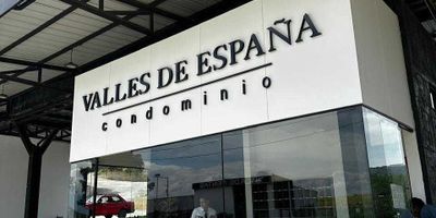 Lote en Venta – Condominio Valles de España, Ruitoque Bajo
Inversión estratégica en un entorno natural, exclusivo y en desarrollo activo.

? Ubicación: Condominio Valles de España – Ruitoque Bajo, Santander
Lote N.º: 62
Área del lote: 765,8 m²
Precio de venta: $920.000.000 COP
Servicios disponibles: Luz, gas natural, agua potable (con 3 llaves del acueducto), canaleta para aguas lluvias.
?️ Avance del Proyecto
 23 casas finalizadas
 4 casas actualmente en construcción
 Piscinas en proceso de enchape
 Frisos en muros de zonas sociales en ejecución
 Entrega de zonas sociales: agosto de 2025
/ Gimnasio y salón social: diciembre de 2025 / Campo de golf: entregado en julio de 2025.
? Ventajas del Condominio
Lagos naturales integrados al paisajismo
Urbanismo de alto nivel en zona de gran valorización
Tranquilidad, naturaleza y seguridad en un solo lugar
Infraestructura sólida: servicios públicos instalados, vías internas consolidadas y desarrollo continuo del entorno.