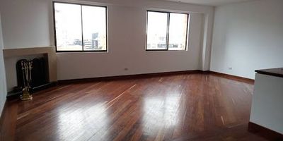 Lindo Apto  dúplex, excelente luz natural, en lugar privilegiado de  rosales, con vista a la kra 7 cerca a farmatodo, carulla ,  cuenta  con patio de ropas independiente, cocina integral, lavador de platos , triturador,  horno eléctrico,  estufa mixta,Duchas con caldera , planta eléctrica,  zonas húmedas Jacuzzi sauna ,  turco,Tres Habitaciones con baño cada una, vista a los cerros,  con balcon cada  habitacion.Parqueaderos 2 independientes ,Un Depósito , cuenta zonas sociales con Sala de reuniones , cocineta, Gimnasio.