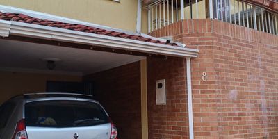 ✨ ¡Tu nuevo hogar en Floridablanca te está esperando! ✨
? Casa de 98 m² con espacios acogedores:
 ? Sala comedor amplia | ? 3 habitaciones + hab. de servicio
 ? 2 baños (1 completo + 1 auxiliar)
 ? Cocina integral | ? Estudio | ? Star de TV
 ? Patio interior | ? Parqueadero cubierto
 ? Construcción 2005
Disfruta de su zona social:
 ? BBQ | ? Juegos infantiles | ? Piscina | ? Salón comunal
 ? Vigilancia privada 24/7
? Cerca de universidades, colegios, parques y centros comerciales.
 ? Todo lo que tu familia necesita en un solo lugar.
? Agenda tu visita hoy mismo y conócelo.