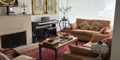 Hermoso apartamento clásico, en perfecto estado, con vista exterior, iluminado, amplios espacios, 152 metros,  hall de entrada, baño de visitas, sala y comedor independientes,  estudio, las 3 alcobas son amplias, con closets en madera natural, la principal tiene baño, las otras dos comparten un baño, cocina integral cerrada, zona de lavandería independiente, cuarto y baño de servicio.  Los dos garajes son en línea, y tiene depósito.   Los pisos del apartamento son en madera granadillo, los baños y cocina están remodelados. El edificio tiene dos ascensores, gimnasio, salón comunal, parque de juegos para niños, salón de choferes, parqueadero de visitantes y vigilancia 24 horas.