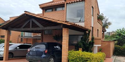 Vive la experiencia de tu hogar sonado en Rionegro! Arrienda esta espectacular casa ubicada en exclusivo conjunto cerrado, ideal para quienes buscan comodidad, privacidad y un entorno natural sin alejarse de la ciudad. Con mas de 300m construidos, esta propiedad te ofrece espacios amplios y llenos de luz natural, perfectos para disfrutar en familia o con amigos. Relajate en su jacuzzi privado, comparte momentos unicos en la mesa de billar y disfruta del sonido envolvente en el cuarto insonorizado, ideal para musica o cine. Tienes mascotas? Ellas tambien son bienvenidas! La casa cuenta con perreras acondicionadas para su confort. Ademas, podras disfrutar de dos acogedoras chimeneas que hacen de cada espacio un rincon calido y especial. Ubicada en una zona tranquila y segura, es el lugar perfecto para quienes valoran la paz, el confort y el estilo. No dejes pasar esta oportunidad unica!