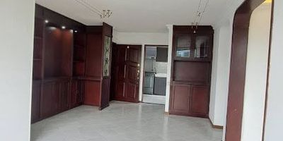 Se arrienda Apto en Santa Mónica con ascensor, excelente ubicación. Consta de Sala comedor, cocina integral, zona de oficios, 3 habitaciones y 2 baños. El apartamento tiene calentador y tres aires acondicionados, parqueadero interno. Habitación del servicio con baño. 