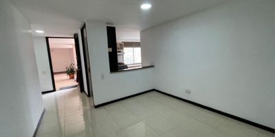 Apartamento en Arriendo

Ubicación: Barrio Conquistadores – Medellín

Entorno y ubicación
    •    Barrio tradicional, seguro y de topografía plana.
    •    Excelente movilidad gracias a vías principales cercanas: San Juan, La Regional, Carrera 65, Avenida Bolivariana y la 33.
    •    Sector residencial ideal para caminar, con canchas deportivas, ciclorrutas y zonas verdes con amplia vegetación.
    •    Zona bien habitada, tranquila y tradicional de la ciudad.

Características del apartamento
    •    Área total: 112 m².
    •    El arriendo se realiza directo con póliza de aseguradora.

Distribución:
    •    3 alcobas amplias con clóset (principal con baño privado).
    •    Zona para oficina o estudio.
    •    Sala y comedor independientes.
    •    Hall de alcobas amplio.
    •    Balcón con vista panorámica al exterior.
    •    Cocina en L equipada con horno, extractor y cubierta en vidrio
    •    Zona de ropas 
    •    Despensa.
    •    Bonitos acabados, excelente iluminación natural y ventilación.
    •    Parqueadero: 1 parqueadero cubierto para vehiculo
    •    Cuarto útil: mueble adaptable como depósito.

Características del edificio
    •    Ascensor.
    •    Portería y vigilancia 24/7.
    •    Lobby o recepción.
    •    Terraza en último piso con jacuzzi y sauna.
    •    Terraza social para uso de residentes.
    •    Construcción con 15 años de antigüedad.
    •    Estrato 5.