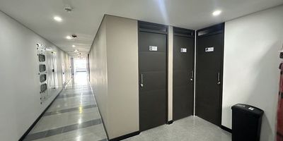 Codigo 28868. Oficina en venta ubicado en Envigado sector El DoradoCaracterísticas principales: • Área construida: 34 m² • 1 nivel • 2 baños comunes • Piso en concreto pulido • Puerta peatonal • Energía monofásica (220 V y 110 V) • 1 parqueadero privado • 1 ascensor • Disponibilidad inmediataDescripción: Moderna oficina de 34 m², lista para estrenar, ubicada en el sector El Dorado de Envigado, una zona estratégica y de alto crecimiento comercial. Su diseño funcional y acabados contemporáneos la convierten en un espacio ideal para consultorios, agencias, emprendimientos o profesionales independientes que buscan una ubicación premium con fácil acceso.El inmueble se encuentra en excelente estado, con instalaciones eléctricas nuevas, buena ventilación y un entorno seguro y corporativo.Entorno: Ubicación privilegiada a solo 5 minutos del parque principal de Envigado y justo al lado de la tienda Euro. El sector cuenta con alta conectividad vial, transporte público cercano, bancos, cafés y servicios complementarios que facilitan la operación diaria de cualquier negocio.Datos adicionales: – 6 meses de construido (nuevo) – Valor de venta: $320.000.000 – Administración: $286.000 – Propiedad libre y lista para ocupación inmediata