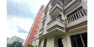 Este apartamento está ubicado en el exclusivo barrio Villa Santos, estrato 6, en un segundo piso que combina comodidad y elegancia. Con una amplia área de 117 m², la propiedad cuenta con 3 habitaciones bien distribuidas, cada una con excelente iluminación natural, y 3 baños modernos que ofrecen privacidad y funcionalidad para toda la familia. La cocina está diseñada de manera práctica, conectada con una zona social acogedora ideal para el entretenimiento o el descanso diario.

El valor del canon mensual es de $2.600.000, e incluye el costo de la administración. Además, el apartamento cuenta con un parqueadero asignado y una bodega, lo que aporta un valor adicional en términos de almacenamiento y comodidad. Es una excelente opción para quienes buscan vivir en una zona tranquila, segura y de alta valorización en Barranquilla.