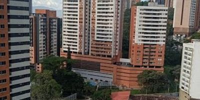 Descubre este acogedor apartamento ubicado en una excelente zona residencial de Sabaneta, con fácil acceso a transporte, supermercados y zonas comerciales. Cuenta con 65 m² distribuidos en 3 habitaciones, 2 baños, sala-comedor amplia, cocina integral moderna y balcón con vista panorámica. La unidad ofrece portería 24 h, ascensor, parqueadero, zonas verdes y salón social; Ideal para quienes buscan comodidad, buena ubicación y un ambiente tranquilo; ¡agenda tu visita hoy mismo y enamórate de tu nuevo hogar!. Contáctanos para más información o para programar una cita.