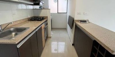  En Arriendo Apartamento en El Poblado,  Vive con confort y exclusividad en este hermoso apartamento de 85 m ubicado en un piso 4 dentro de una urbanización cerrada con unidad completa.  Cuenta con  sala comedor,  cocina integral,  zona de ropas,  3 habitaciones,  2 baños,  balcón con vista,  parqueadero y  cuarto útil. Estrato 6, piscinas de adultos y niños, zonas de asoleamiento, turco, sauna, gimnasio, salón social con cocina, y áreas de juegos infantiles. También pueden contar con canchas polideportivas, jacuzzi, acceso para silla de ruedas, parqueadero, un entorno tranquilo y moderno ideal para disfrutar de una excelente calidad de vida,