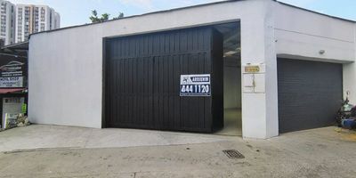 Bodega disponible para arriendo en Itagüí sector San Gabriel, una excelente vitrina con gran flujo peatonal y vehicular, una bodega acondicionada con 1 puerta camión y 2 puerta persiana adicionales, bahía de parqueo, techo a 3m, 1 baño, cocineta, ideal para talleres, CDA, confecciones y mucho más! anímate a conocer este espacio agendando una visita al Contacto 301.598.9091