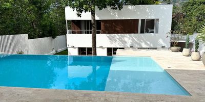 Hermosa Finca Campestre
Area del lote: 600 M2
Area de la casa: 180 M2

Casa de dos niveles.
Sala comedor, cocina amplia y ventilada con isla, 5 alcobas con aire acondicionado y clósets ( 2 en el primer nivel y 3 en el segundo nivel) zona de ropas y de asados, parqueadero para 3 carros en adoquín, piscina, kiosco, salón social con 2 baños y ducha, piso exterior en perlatto ( térmico, no genera calor)

Ubicada a tan solo 35 Kms de Medellín, aproximadamente 1 hora y 20 minutos.

Impuesto predial Anual $280.000