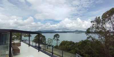 ¡ESPECTACULAR APARTAMENTO EN VENTA! Apartamento exclusivo ubicado en la represa de Guatapé, con una vista espectacular al embalse. Cuenta con una amplia terraza equipada con fogata y jacuzzi, ideal para disfrutar del paisaje y la tranquilidad del entorno. Sus espacios internos son generosos y luminosos, con acabados modernos que combinan confort y estilo en cada rincón. Perfecto para escapadas de descanso o estadías de lujo en medio de la naturaleza.