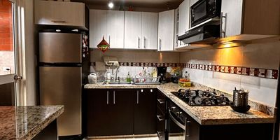 Casa en venta – Unidad  Valle del Lili, Cali
Acogedora y luminosa casa de dos niveles con excelentes acabados, ubicada en una unidad cerrada del sur de Cali, en zona de alta valorización. En el primer nivel encontrarás amplia sala, comedor, estudio, cocina integral, patio de ropas, baño social y dos garajes. En el segundo nivel se ubican tres habitaciones con clóset (dos con aire acondicionado), la principal con baño privado y un baño auxiliar. La unidad ofrece piscina para adultos y niños, jardines, parque infantil, kiosco social, tanque de reserva y vigilancia 24/7. Cerca de supermercados, gimnasios, iglesias, transporte público, avenida Ciudad de Cali, Jardín Plaza y la Clínica Valle del Lili.