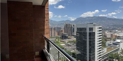  

? Apartamento en arriendo – Castropol, Poblado

Este moderno apartamento de 98 m², te brinda la comodidad de vivir en un espacio lleno de luz, diseño y tranquilidad en el corazón del Poblado.

Su distribución está pensada para el confort:
✨ 3 alcobas (principal con vestier)
✨ 2 baños modernos
✨ Sala y comedor integrados con salida a un balcón con registro
✨ Estudio, ideal para teletrabajo o lectura
✨ Cocina integral equipada, con detalles prácticos como lavadero, cajoneras y calentador

La unidad residencial cuenta con zonas comunes de ensueño para disfrutar cada día:
? Piscinas para adultos y niños
⚽ Cancha de fútbol
? Juegos infantiles
? Zona pet
?‍♀️ Jacuzzi y turco
? Zonas verdes para caminar y relajarte
? Portería 24/7 y ascensores para tu seguridad y comodidad

Además, tendrás la ventaja de estar cerca de la variante Las Palmas y del centro comercial Palms Avenue, con fácil acceso a transporte y a lo mejor del Poblado.

? Canon: $4.000.000
? Estrato 5 – 6
