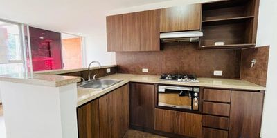 En unidad cerrada con un área de 75 mt²2 Alcobas (Alcoba Principal con Vestier y Baño) 1 Baño Social, Balcón, Salón Comedor, Cocina Integral, Vista Panorámica, Zona de Ropas, Red de Gas y Calentador.2 Parqueaderos Cubiertos + Cuarto Útil.Conjunto cerrado con portería 24 horas, Circuito Cerrado TV, Ascensor, Citófono, Gimnasio, Juegos Infantiles, Salón Social, Salón de Juegos, Piscina, Turco/Sauna, Shut de Basuras y Zonas Verdes.Inmueble cercano a Instituciones Educativas, Transporte Publico, Parques Cercanos, Vía Principal, Supermercados, Zona Residencial.