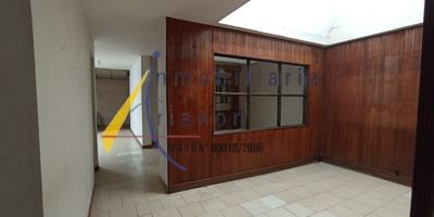 Vendemos casa segundo piso ubicado en belen rosales, cuenta con un area de 150 metros,  sala, comedor, 3 alcobas, alcoba de servicio, 3 closet, cocina semi integral, NO red de gas,1 baño con ducha, baño social, balcon, piso en baldosa, estrato5.https://www.inmobiliariatrianon.com/inmueble/5919