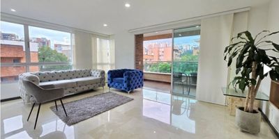 Invierte en el apartamento de tus sueños en Envigado, sector Zuñiga. Ubicado en una zona exclusiva, rodeado de naturaleza y con excelente acceso a servicios y transporte. Con 134 m², cuenta con 3 alcobas con baño privado, estudio, cocina integral moderna, clósets amplios, balcón con vista y doble ventana para aislamiento térmico y acústico.

El edificio ofrece ascensor, acceso pavimentado, gimnasio, turco, salón social y parqueadero de visitantes. Cerca de centros comerciales, parques y con excelentes rutas de transporte. Vive con comodidad, elegancia y tranquilidad. 

Esta propiedad sólo se vende con pago de contado.