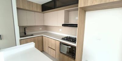 Hermoso apartamento en el sector sabaneta 78 m2, con excelentes acabados , cuenta con 3 amplias habitaciones, 2 baños, 3 closet, amplio balcón, cocina abierta tipo americana con barra y buena iluminación, salón comedor amplia, piso en porcelanato, laminado alcobas  y zona de ropas, este hermoso apartamento es ideal para descansar o compartir en familia, cuenta con parqueadero privado y cuarto útil, en unidad cerrada con portera vigilancia,  adicional vas a poder contar con cómodas vías de acceso, senderos peatonales, cerca podrás encontrar restaurantes, supermercados, bancos, iglesias, gimnasios, centros comerciales entre otras más. agenda tu visita ahora y conoce tu nuevo hogar!!!