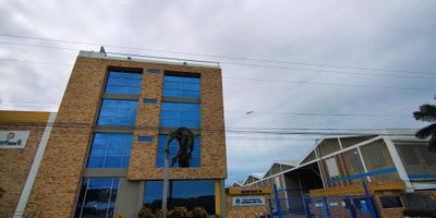 La bodega cuenta con las siguientes especificaciones: CARACTERISTICAS EXTERNAS 
• Vigilancia 24 horas; 7 días a la semana 
• Circuito cerrado de televisión 
• Parqueadero vehicular interno 
• Demarcación y señalización de accesos peatonales y vehiculares 
• Áreas de acceso y aproximación a muelles para camiones 
• Estación con baño privado para camioneros y cuadrillas. 
• Garitas de control de acceso y vigilancia armada con comunicación y circuito de televisión. 
• Acceso desde la calle 69, cerca al malecón 



CARACTERISTICAS INTERNAS
• Área Total: 1279mt2
• Área de almacenamiento: 1140 mts2 
• Número de Muelles: 1 • Bahías de cargue y descargue externo: 127 mts2 
• Área baños para hombre y mujeres independientes.
• Iluminación natural en láminas traslucidas para ahorro de energía.
• Techo en láminas de eternit. 
• Altura de piso viga-canal: 7,5 mts 
• Altura de piso - cercha metálica: 11,0 mts.
• Área de almacenaje sin columnas. 
• Paredes en block de cemento – arena 
• Resistencia alta piso bodega. 
• Energía trifásica. 
• Alarma.