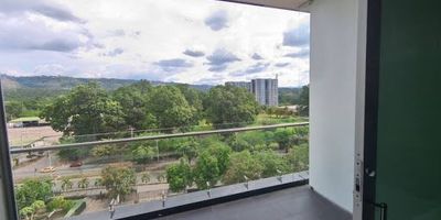 Se vende oficina de 48 m² ubicada en el reconocido Centro Empresarial Ecoparque Natura en Floridablanca, sobre el Anillo Vial. Este espacio ofrece un ambiente funcional y versátil, ideal para empresas, profesionales o emprendimientos que buscan proyectar una imagen moderna y corporativa. Cuenta con un baño privado, excelentes acabados y una ubicación estratégica con fácil acceso y cercanía a importantes vías, comercios y servicios. Una excelente oportunidad para invertir o establecer tu negocio en un entorno empresarial exclusivo y de alta proyección.