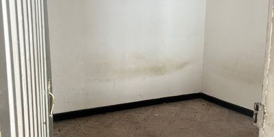 SE VENDE CASA CENTRAL EN EL JOSE EUSTACIO RIVERA, AL LADO DE LA GRANJA BURGUER DE LA CALLE 21
MEDIDA DE 107m2
CONSTA DE 4 HABITACIONES, SALA, COMEDOR, COCINA, BAÑO SOCIAL, ZONA DE LAVANDERIA, PARQUEADERO.  PRECIO $265.000.000 NEGOCIABLES
DOCUMENTOS AL DIA