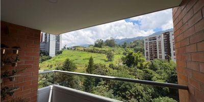Apartamento ubicado en Envigado sector El Chinguí, cuenta con un área de 73.50m2, consta de tres habitaciones, vestier, dos baños, cocina integral, balcon, zona de ropas, sala, comedor; además tiene parqueadero y cuarto útil; piscina, gimnasio, juegos infantiles, coworking. Predial - 1.500.000.000, Administración - 400.000 ¡Contáctanos para mas información!

