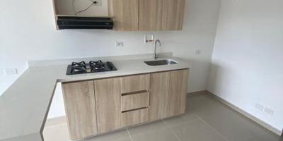 Hermoso Apartamento de 55 mt², en Edificio.2 Alcobas (Alcoba con Vestier, 2 Alcobas con Closet) 2 Baños, Star/Hall, Salón Comedor, Cocina Integral con Barra, Balcón con Vista Panorámica, Zona de Ropa, Red de Gas &amp; Calentador.Parqueadero Cubierto &amp; Cuarto Útil.Inmueble Ubicado Sobre Vía Ppal. con Transporte Público Cercano, Parques Cercanos, Supermercados Cercanos, Cerca de la Estación Ayurá del Metro &amp; Zona Industrial.