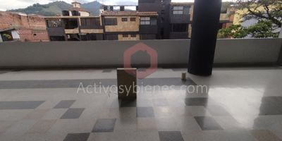 Arriendo local comercial en Itagüí parque, en centro comercial,  con área de 5 mt2, zona de parqueo para carros y motos, energía monofásica 110 y 220, comercial de 60 amperios, buena altura, vista y vitrina, zona de cargue y descargue, parqueaderos. Arrienda Activos y Bienes, Inmobiliaria experta en administración, arrendamiento y venta de apartamentos, casas, locales, bodegas y oficinas en el Oriente Antioqueño, Medellín y toda el área Metropolitana. Información sujeta a cambios. Las imágenes de muebles, enseres, decoración y demás elementos son una referencia.