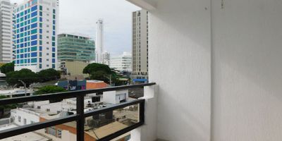 Apartamento amoblado para arriendo, ubicado en el barrio Bocagrande de Cartagena; ambiente familiar, la oportunidad ideal para brindarle un espacio único y especial a tu seres queridos; en un edificio de 12 pisos con 2 ascensores, lobby, parqueadero cubierto, vigilancia las 24/7, circuito cerrado de TV; el apto consta de balcon con vista externa, 2 habitaciones, 2 baños, sala, comedor, cocina integral cerrada, zona de labores, mobiliario moderno; ubicado en el corazon turistico de la ciudad, a pocos metros de la playa y la bahía, cerca a reconocidos centros comerciales, modernas salas de cine, restaurantes tradicionales y de comidas típicas, boutiques, droguerías, iglesia, bombas de gasolina, instituciones financieras y medicas, a pocos minutos del centro histórico, cómodas vías de acceso, transporte publico cercano.