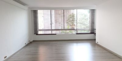 Apartamento en arriendo y venta en unidad cerrada ubicada en sector residencial, con fácil acceso a vías principales, rutas de transporte público, cerca a supermercados, centros comerciales, zona residencial, parques y servicios complementarios de la zona. Piso en madera, puerta de seguridad, sala y comedor independiente, 3 alcobas con closet y baño en la principal, baño social, cocina integral cerrada, zona de ropas, útil y parqueadero independiente cubierto. Conjunto cerrado con ascensor, parques infantiles, zonas verdes, vigilancia y portería 24 horas, citófono y circuito cerrado de TV. *Inmuebles sujetos a verificación de disponibilidad*
