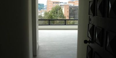 EN PERFECTO ESTADO, APARTAMENTO REMODELADO. DOS ALCOBAS Y ESTUDIO AMPLIO, O TERCERA ALCOBA. SALA-COMEDOR. 2 BANOS. COCINA CERRADA, CALENTADOR DE PASO Y ESTUFA A GAS. LAVANDERIA INDEPENDIENTE, ALCOBA DE SERVICIO Y BANO. DOS ASCENSORES. UN GARAJE CUBIERTO INDEPENDIENTE. EDIFICIO RIVOLI EN LA CALLE 100 CON CARRERA 10, ESQUINA.