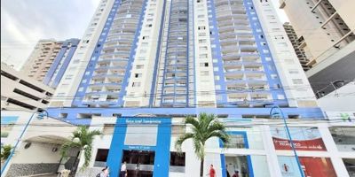 Tipo de inmueble: Apartamento

Tipo de negocio: Venta

Conjunto/Edificio: Vista Azul Campestre

Dirección exacta: Tv. 154 #24-125, Floridablanca, Santander

Estrato: 5

Área construida: 80 m²

Piso: 1

Antigüedad: 16 años (construido en 2009)

Habitaciones: 3

Baños: 2

Balcón: Sí, con vista a la ciudad

Cocina: Integral

Zona de ropas: Independiente

Estudio / hall de TV: Sí

Parqueadero: 1 parqueadero en sótano (sencillo, con matrícula independiente)

Depósito: Sí, con matrícula independiente

Administración: $401.000

Predial anual: $1.481.000

Entorno y descripción ambiental: Sector residencial consolidado, cerca de clínicas, estaciones de servicio, supermercados y centros comerciales.

Horarios de visita: Previa coordinación

Código MLS: 16058