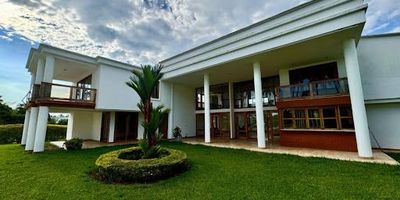 Casa de 2 niveles en el sector de Cerritos de Pereira. Con un área total de 2237m2 y área construida de 764m2.  Primer piso consta de 3 alcobas incluida la habitación de servicio, sala comedor, cocina integral con gas natural, calentador a gas, despensa, cuarto útil, 4 baños, 2 Vestier y zona de ropas.  Segundo piso consta de 3 balcones, 3 alcobas, cuarto útil, 2 hall, 3 baños y 3 Vestier. El área externa cuenta con piscina, turco, 1 baño, salón social, zonas verdes y 4 parqueaderos semi cubiertos. 