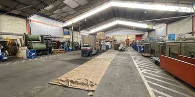 Espacio en bodega compartido, con disponibilidad de 700 m2, mínimo y 900 máximo. Más área de oficinas opcional. El precio está calculado sobre los 900 m2 ofrecidos en la publicación. El canon es más IVA. Los servicios públicos serían compartidos. 