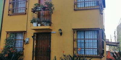 (P.A)

Casa Lote en venta Rionegro Barrio el llanito sector Barro Blanco

 Área actual: 60 m²
ï¸ Posibilidad de ampliación: hasta  (180 m²)  de 3 pisos
 Posibilidad de hacer garaje interno

ï¸ 2 alcobas
 2 baños

 Predial: (dato pendiente de confirmar con factura)
ï¸ Situación jurídica: libre de todo gravamen

       Frente:  8 metros

       Lateral: 11 metros

      Impuesto Predial: 744.934

 Ubicación estratégica:


 
 Cerca a farmacias y centros comerciales
 
 
 A 5 minutos en carro del Centro Comercial San Nicolás
 
 
 A 2 minutos del Reserva Plaza Mall
 
 
 Cerca al Colegio La Presentación
 
 
 Cerca a la Estación de Policía
 
 
 Punto de alta valorización
 


 Proyección de renta: se puede alquilar entre $1.800.000 y $2.400.000 mensuales