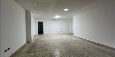 Este local comercial está estratégicamente ubicado en el bulevar de Villa Carolina, una zona de alto flujo peatonal y vehicular en el norte de la ciudad, reconocida por su ambiente comercial y residencial. Con una excelente visibilidad y fácil acceso, es ideal para atraer clientes y consolidar cualquier tipo de negocio. Su ubicación en un punto estratégico lo convierte en una oportunidad atractiva para emprendedores y empresas que buscan crecer en un entorno dinámico.

El local tiene un área de 66 metros cuadrados, en estrato comercial, lo que permite desarrollar actividades económicas con costos de operación competitivos. Es ideal para restaurantes, cafeterías, tiendas de conveniencia, oficinas u otros tipos de comercio. El canon de arrendamiento es de $2.800.000 mensuales y se escuchan ofertas, brindando la posibilidad de negociar condiciones según el tipo de negocio