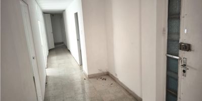 ? Vendo Apartamento – La Candelaria, Medellín

? Área: 178,75 m²
? Ubicación: Piso 1, esquinero
? Antigüedad: Aproximadamente 50 años
? Precio de venta: $750.750.000 COP
? Administración: No paga administración

Distribución:


 
 Habitación principal con baño
 
 
 2 habitaciones auxiliares con baño auxiliar
 
 
 Cocina amplia y sencilla
 
 
 Sala comedor
 
 
 2 patios internos
 
 
 Habitación de servicio con baño
 
 
 Parqueadero
 


✨ Ideal para quienes buscan espacios amplios, buena iluminación y una ubicación central en La Candelaria, sin costos de administración.

? Contáctanos para más información o agendar una visita.

 
