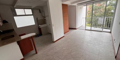 Área: 56 mt2
Canon de arrendamiento: 2’300.000

2 habitaciones 
2 baños 
Zona de ropa
Cocina 
Balcón con único acceso 
Parqueadero con techo

Urbanizacion con zonas verdes, piscina, cancha y salón social
