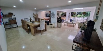 AVISO DE LUJO: Casa en Arriendo en Exclusiva Unidad Cerrada de Castropol
¡Viva con el máximo confort y exclusividad en un hogar de ensueño!
Se arrienda espectacular y amplia Casa de Lujo de Dos Niveles en la codiciada zona de Castropol, dentro de una pequeña y exclusiva Unidad Cerrada de solo 18 casas.
Propiedad se entrega SIN AMOBLAR.
Características Únicas de la Casa (300 m²):
 * Dormitorios: Un total de 4 alcobas principales (tres de ellas con baño privado) más alcoba de servicio con su propio baño.
 * Baños: 3 baños privados en alcobas, baño de servicio y baño social.
 * Espacios Adicionales: Biblioteca y cuarto útil (storage).
 * Zona Social y Comedor: Dos salas independientes y comedor principal.
 * Exteriores: Bello jardín interior, con un área parcialmente techada con pérgola, ideal para el descanso.
 * Cocina: Cocina integral moderna equipada con red de gas y amplio patio de ropas.
 * Acabados: Elegantes pisos en mármol que reflejan distinción.
 * Parqueadero: Cubierto para 2 carros.
Amenidades de la Unidad Cerrada (Estrato 6):
 * Seguridad: Portería y vigilancia 24 horas.
 * Recreación: Piscina y salón social.
 * Exclusividad: Conjunto muy reservado de solo 18 casas, garantizando privacidad y tranquilidad.
Valor de Arriendo: 11.500.000 . LA ADMINISTRACIÓN ESTÁ INCLUIDA en el canon de arrendamiento.
¡Una oportunidad única para vivir con amplitud, lujo y seguridad en Castropol!
