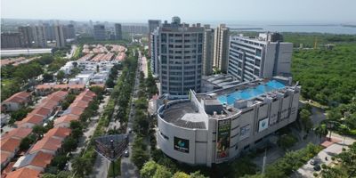 Código: 9539FR304

Moderno Apartamento en el Exclusivo Edificio Blue Gardens – Barranquilla ✨

Ubicado en el prestigioso Edificio Blue Gardens, parte de un complejo que integra el Hotel Hilton Garden Inn, centro comercial y centro de convenciones, este apartamento ofrece una experiencia de confort y elegancia en una de las zonas más exclusivas de Barranquilla.

? Rodeado de los mejores centros comerciales, restaurantes y servicios, garantiza una ubicación estratégica ideal tanto para vivir como para invertir.

? Características del apartamento


 
 1 habitación amplia y confortable.
 
 
 1 baño moderno.
 
 
 Sala – comedor con excelente iluminación.
 
 
 Cocina integral totalmente dotada.
 
 
 Aire acondicionado central.
 
 
 1 parqueadero privado.
 


Además, podrás disfrutar de una vista espectacular que hace de cada momento una experiencia inolvidable.
