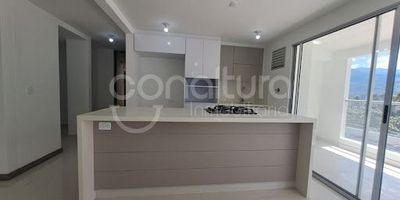 472-4791 Conaltura Inmobiliaria ofrece apartamento en Arriendo en Itagui barrio Suramerica, cuenta con 2 habitaciones, la principal con Vestier y baño cabinado, la segunda con closet, sala de estar o estudio abierta, sala comedor, cocina tipo isla, baño social cabinado, zona de ropas, balcón con vista hacia zonas comunes, doble parqueadero cubierto y cuarto útil. Ubicado en conjunto cerrado con ascensor, circuito cerrado, porteria vigilancia 24h, gimnasio, juegos infantiles, salón social, shut de basuras, turco, solárium, parqueadero de visitantes, zonas verdes, zona de fumadores. Cerca al  Mall suramerica, parroquia Beata Teresa de Calcuta, rutas de transporte público, casa de la mujer itagui. 