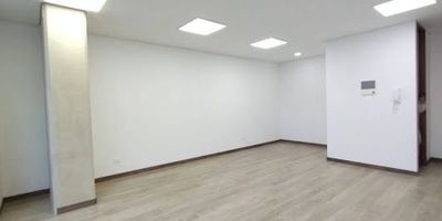 Arriende un consultorio u oficina de 35 m² en el corazón de Chía, en un edificio corporativo moderno junto a las nuevas oficinas administrativas de Chia, garantizando la máxima visibilidad y acceso a transporte público. Ubicada en el 4º piso con acceso por ascensor, la oficina cuenta con un baño privado interno, excelente iluminación natural con una ventana con vista panoramica. El edificio ofrece comodidades de alto nivel: Recepción profesional, sala de espera y sala de juntas comunal totalmente equipada. Su operación está 100% garantizada gracias a la Planta Eléctrica de suplencia total. Incluye parqueadero cubierto privado y para visitantes. Ideal para profesionales de la salud o empresas que buscan prestigio y funcionalidad.  Como gran diferencial, podrá disfrutar de una Espectacular Terraza Comunal con vista 360 grados, dotada con minicocina, microondas y sillas, ideal para almuerzos o pausas activas. Te esperamos agenda tu cita