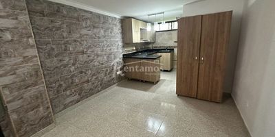 Apartaestudio en arriendo en Envigado, El Portal. Cerca de Las Vegas. Con 1 habitación, 1 baño, cocina integral, zona de ropas, sala-comedor amplia y gas natural. ¡Agenda tu visita hoy mismo y encuentra tu nuevo hogar! Descubre más propiedades en: www.rentamospropiedadraiz.com Código: 776539