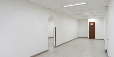 Dos locales unidos  3 cámaras acueducto incluido zona de cafetería cableado para servidor planta telefónica cinco líneas 3 pisos de parqueaderos