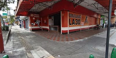 Se arrienda local comercial en excelente ubicacion, a pocas cuadras del Parque de Belen y cerca al Exito. Ideal para tu empresa o emprendimiento, ya que cuenta con una excelente vitrina comercial y alto flujo peatonal. Esta ubicado en una zona estrategica con gran actividad comercial, cerca a la estacion del Metroplus Parque de Belen. El local es amplio, visible y perfecto para negocios que buscan posicionarse y tener facil acceso para sus clientes. No pierdas esta oportunidad de establecer tu negocio en una de las zonas mas dinamicas del sector. Contactanos y agenda tu cita para conocerlo!