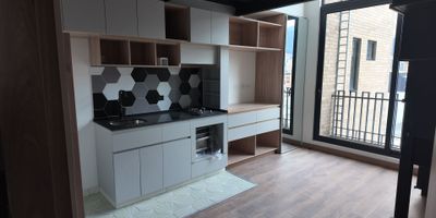 Apartaestudio en venta ubicado en la Cra. 48 #91-98, barrio La Castellana, una zona estratégica del norte de la ciudad con excelentes vías de acceso como la Autopista Norte, la Calle 92, que permiten una conexión rápida con los principales sectores residenciales y comerciales.
Con 24 m² construidos, este moderno apartaestudio en sexto piso cuenta con una habitación, un baño, ideal para quienes buscan un espacio funcional, bien distribuido y con excelente iluminación natural.
El proyecto, entregado recientemente, ofrece zonas sociales completas: gimnasio, coworking, salón de juegos, salón social y zona de lavandería, brindando comodidad y bienestar en un solo lugar.
Una excelente alternativa para vivir o invertir, en un entorno moderno, central y con alta valorización.