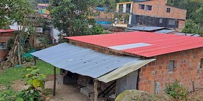 VENDO LINDA CASA LOTE

Vendo casa Lote de 510 m2, es en un pueblo antes de llegar a Fusagasugá, el predio se divide en dos matriculas inmobiliarias, área construida de 64 m2, cuenta con todos los servicios públicos activos, estrato 3, cuenta con dos habitaciones 1 baño, su sala comedor, su cocina, centro a la guaita, al pie de la carretera, 

Excelente ubicación
Buen flujo vehicular, cerca a la iglesia, centro medico, y estación de policía, restaurante.