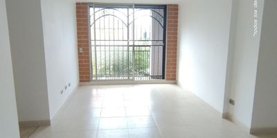 Descubre este exclusivo apartamento en Envigado, un espacio que combina lujo, amplitud y confort en cada detalle.

Con una extensión de 121 m², cuenta con 3 habitaciones, 2 baños, cocina integral, sala comedor, estudio, , 2 parqueaderos y cuarto útil.
Ubicado en unidad residencial completa, con piscina, gimnasio, juegos infantiles y portería 24 horas.

Su entorno es ideal: cerca de la Avenida Las Vegas, colegios, supermercados, iglesias y centros comerciales, lo que garantiza comodidad y facilidad de acceso.
Este hogar destaca por su diseño moderno, acabados de alta calidad y ambientes luminosos, creando una experiencia de vida acogedora y sofisticada.

Un lugar donde el buen gusto y la practicidad se encuentran.
¡City Raíz busca su tranquilidad! - Código:19897
Contáctanos por WhatsApp al 310 840 1461 o llamándonos al 604 411 7372
 www.cityraiz.com