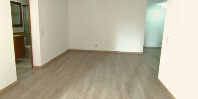 Descubre este exclusivo apartamento en Envigado, un espacio que combina lujo, amplitud y confort en cada detalle.
Con una extensión de 121 m², cuenta con 3 habitaciones, 2 baños, cocina integral, sala comedor, estudio, alcoba del servicio, 2 parqueaderos y cuarto útil.
Ubicado en unidad residencial completa, con piscina, gimnasio, juegos infantiles y portería 24 horas.
Su entorno es ideal: cerca de la Avenida Las Vegas, colegios, supermercados, iglesias y centros comerciales, lo que garantiza comodidad y facilidad de acceso.
Este hogar destaca por su diseño moderno, acabados de alta calidad y ambientes luminosos, creando una experiencia de vida acogedora y sofisticada.
Un lugar donde el buen gusto y la practicidad se encuentran.
¡City Raíz busca su tranquilidad! - Código: 19898
Contáctanos por WhatsApp al 310 840 1461 o llamándonos al 604 411 7372
 www.cityraiz.com