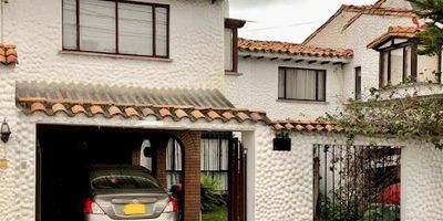 VENDO CASA  COLINA CAMPESTRE  A dos cuadras de la estación transmilenio  310 m2 de área construida en un lote de 8x20 .  Dos niveles. Cuenta con cuatro habitaciones, tres baños , sala comedor, sala de star, cocina amplia cerrada, zona de lavandería independiente, patio interior y exterior, garaje cubierto.  Aunque no esta en propiedad horizontal, tienen cerramiento y han acordado el pago de vigilancia privada para el sector.  autopista Norte, cl 147, Av 19, cl 153, Centros comerciales, facilidad de transporte publico.