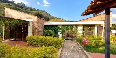 ? AMBIENTE INMOBILIARIO VENDE FINCA CAMPESTRE EN BARBOSA
? Vereda Graciano – Barbosa, Antioquia

? Descripción General:
Magnífica propiedad campestre con un entorno natural privilegiado, ideal para el descanso y la vida tranquila. Cuenta con un área total de 15.578 m² y un área construida de 231,33 m², con techos altos y espacios amplios.
La casa se entrega totalmente amoblada, con piezas únicas de colección de origen chino, indio e italiano, además de lámparas en pergamino (Japón) y televisores Samsung de 80” y 57”.

? Características de la Casa:


 
 ?️ 3 Alcobas con clóset
 
 
 ? 3 Baños
 
 
 ?️ Sala
 
 
 ?️ Comedor
 
 
 ? Cocina + Despensa
 
 
 ? Zona de ropas
 
 
 ?️ Cuarto útil
 
 
 ? Patio interno
 
 
 ? Jardín interior y exterior
 
 
 ? Zona BBQ
 
 
 ? Piscina (10 x 5 m – Profundidad 1.45 m, forrada en resina)
 
 
 ? Garaje con loza 4x6 (ideal para futura cabaña con acceso a piscina)
 
 
 ?️ Parqueadero para visitantes
 


⚙️ Servicios y Comodidades:


 
 ? Cámaras de vigilancia en la entrada de la vereda
 
 
 ⚡ Energía
 
 
 ? Agua propia con concesión de Corantioquia
 
 
 ?️ Pozo séptico
 
 
 ? Internet, telefonía fija y TV por cable (Operador TIGO)
 
 
 ?️ Estrato 2 rural (Predial 2024: $150.000)
 


 

? Beneficios Especiales:


 
 ? Tarifa diferencial de peaje “El Trapiche”: Solo $2.000 por trayecto (2024)
 
 
 ?️ Próxima estación del Ferrocarril de Antioquia / Metro de Barbosa, que conectará con Niquía en menos de 20 minutos
 
 
 ? Municipio con mejor calidad del aire en Antioquia
 


? Ubicación Estratégica – Vereda Graciano:
A solo 15 minutos del casco urbano de Barbosa, con acceso a:
? Supermercados (D1, Euro, Isimo)
? Bancos y corresponsales
? Hospital y servicios de salud
? Colegios y sedes universitarias
⛽ Estaciones de gasolina
?️ Restaurantes y comercios
?️ Ferreterías y depó